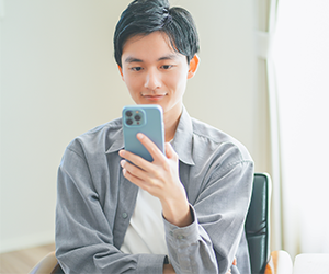 スマホで予約をする様子